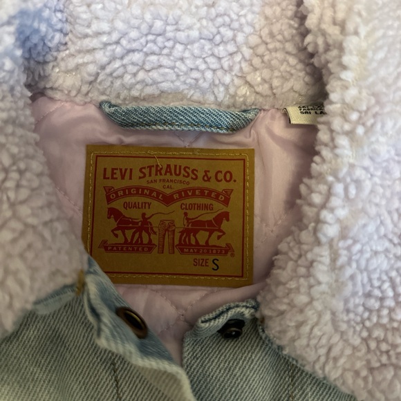 Levi’s Denim Jacket with Sherpa collar. Mint Condition. - Picture 2 of 4